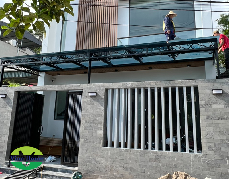 Thi công tấm nhựa che nắng mưa