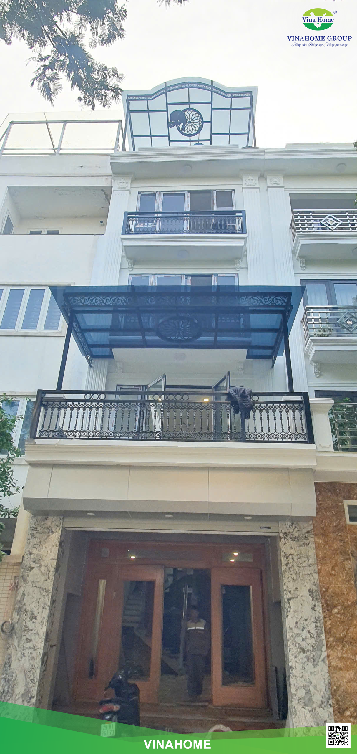 Mái hiên ghi xám nhìn chính diện, đồng bộ với lan can sắt và mặt tiền trắng