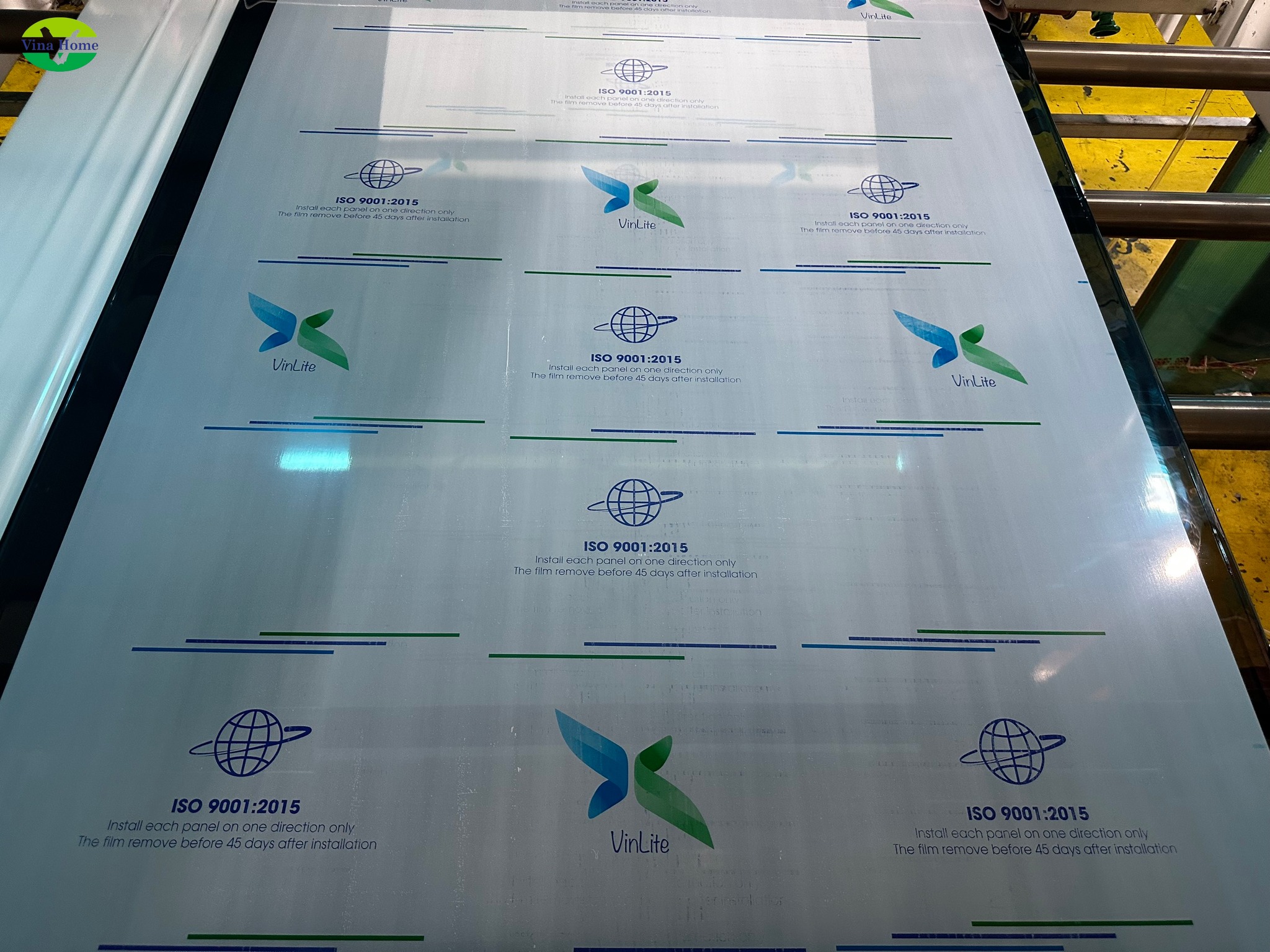 Tấm Polycarbonate nhãn Vinlite